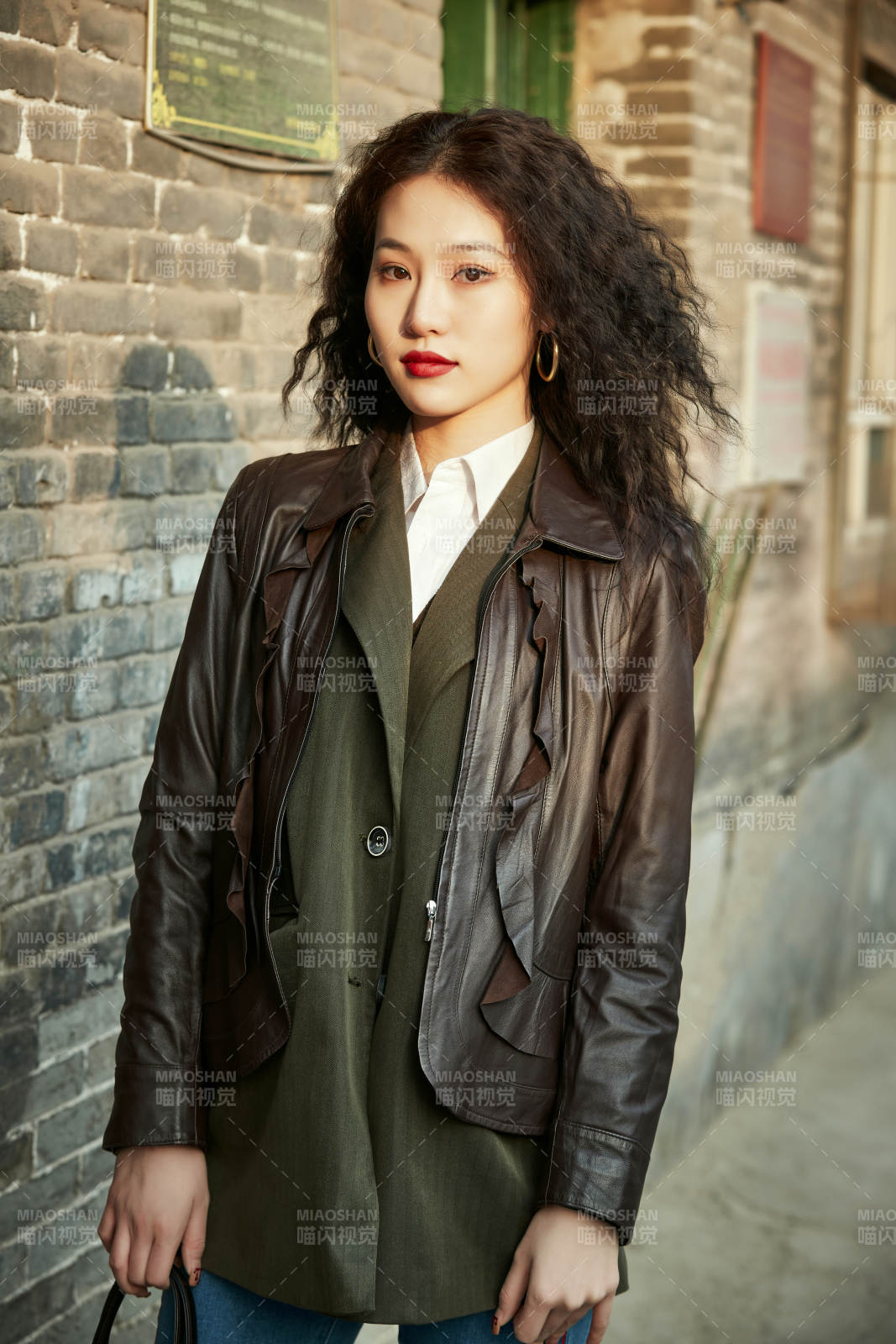 老舊城區里穿著復古港風的美麗清純少女