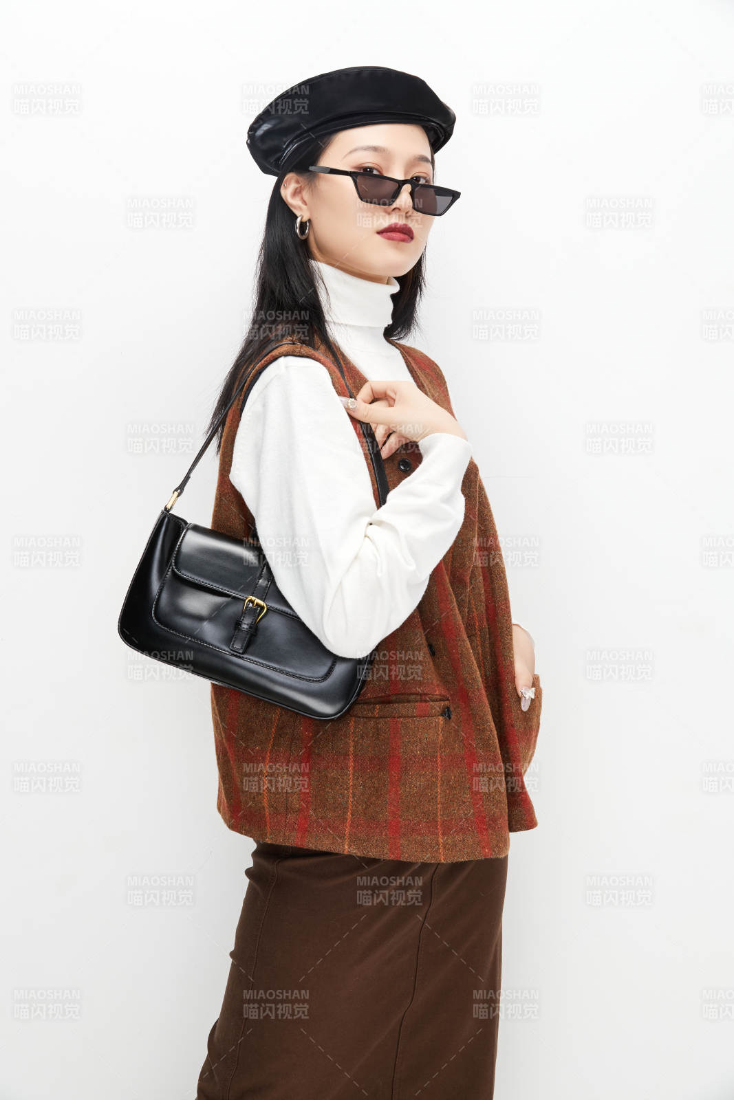 身穿復古服裝的亞洲少女人像