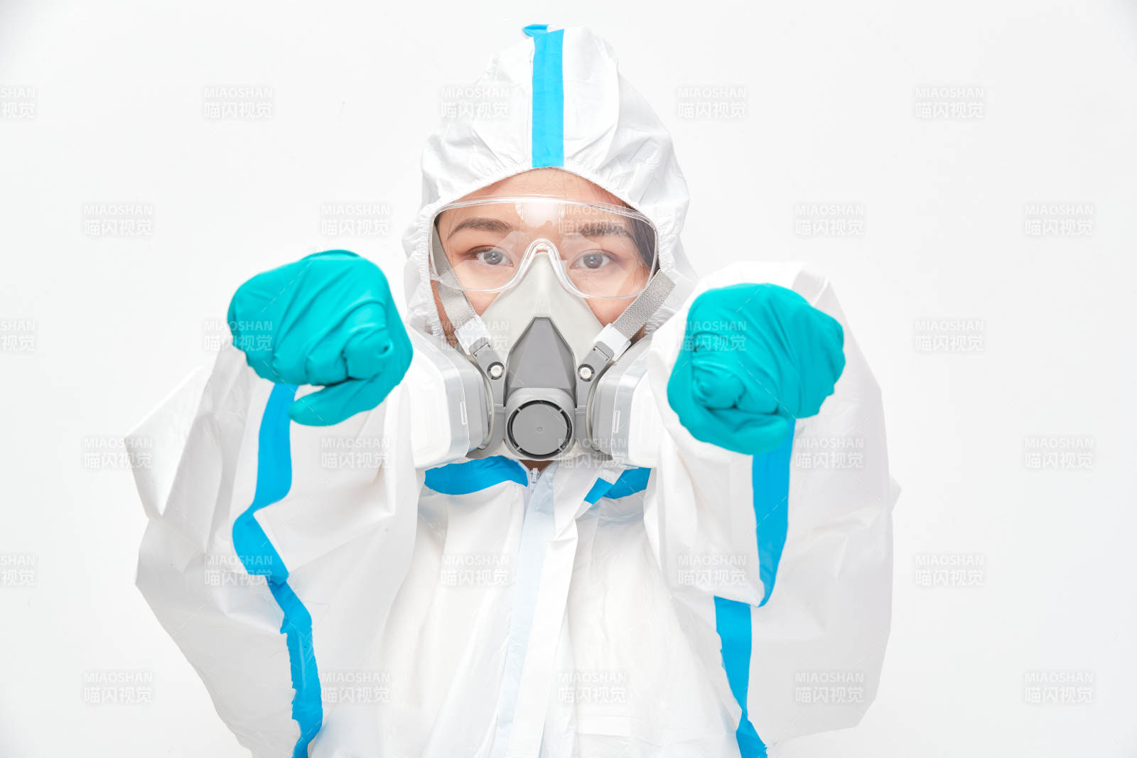 穿白色防護服佩戴護目鏡口罩的女性醫(yī)療人員