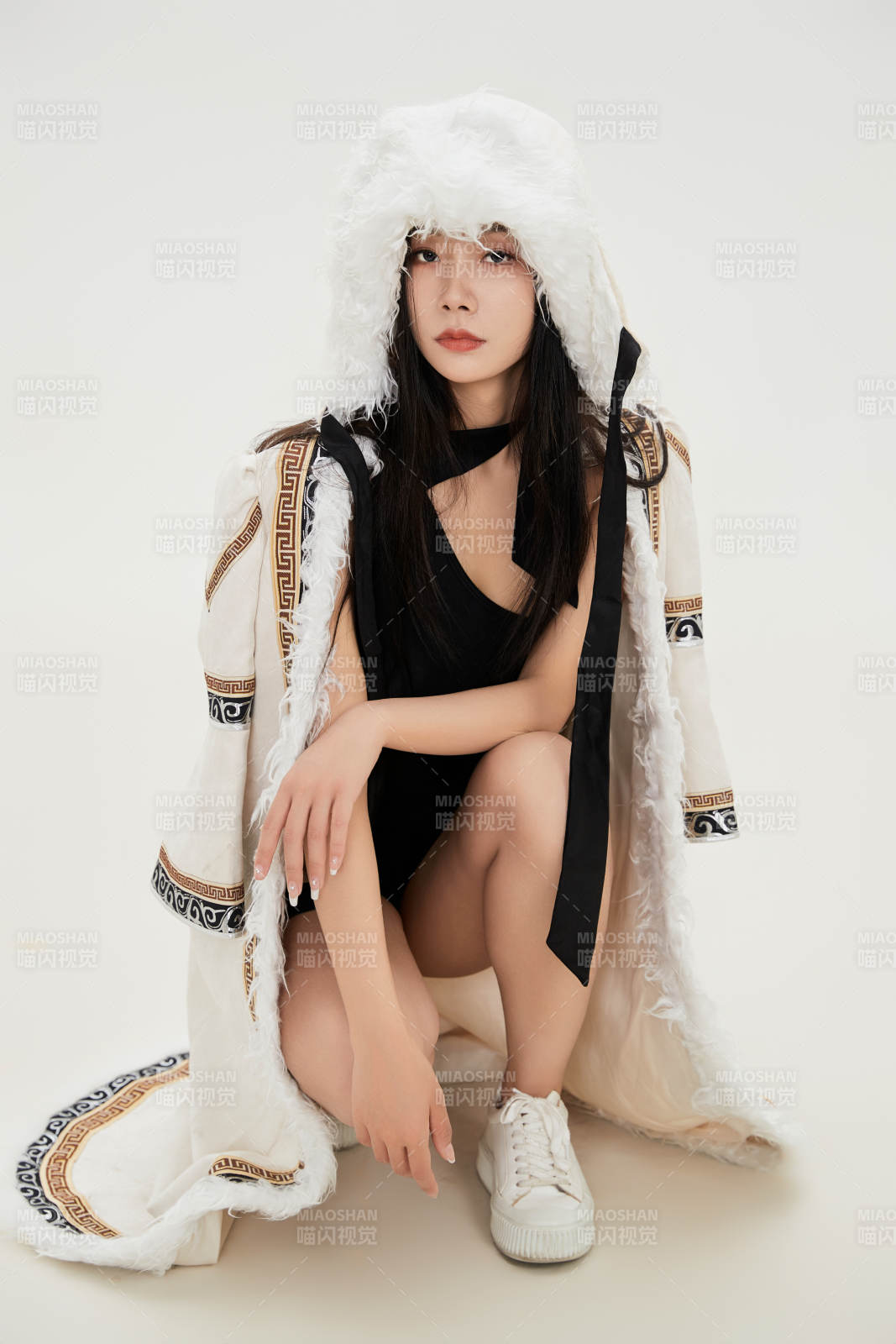 身穿混搭風格蒙族服飾的美女