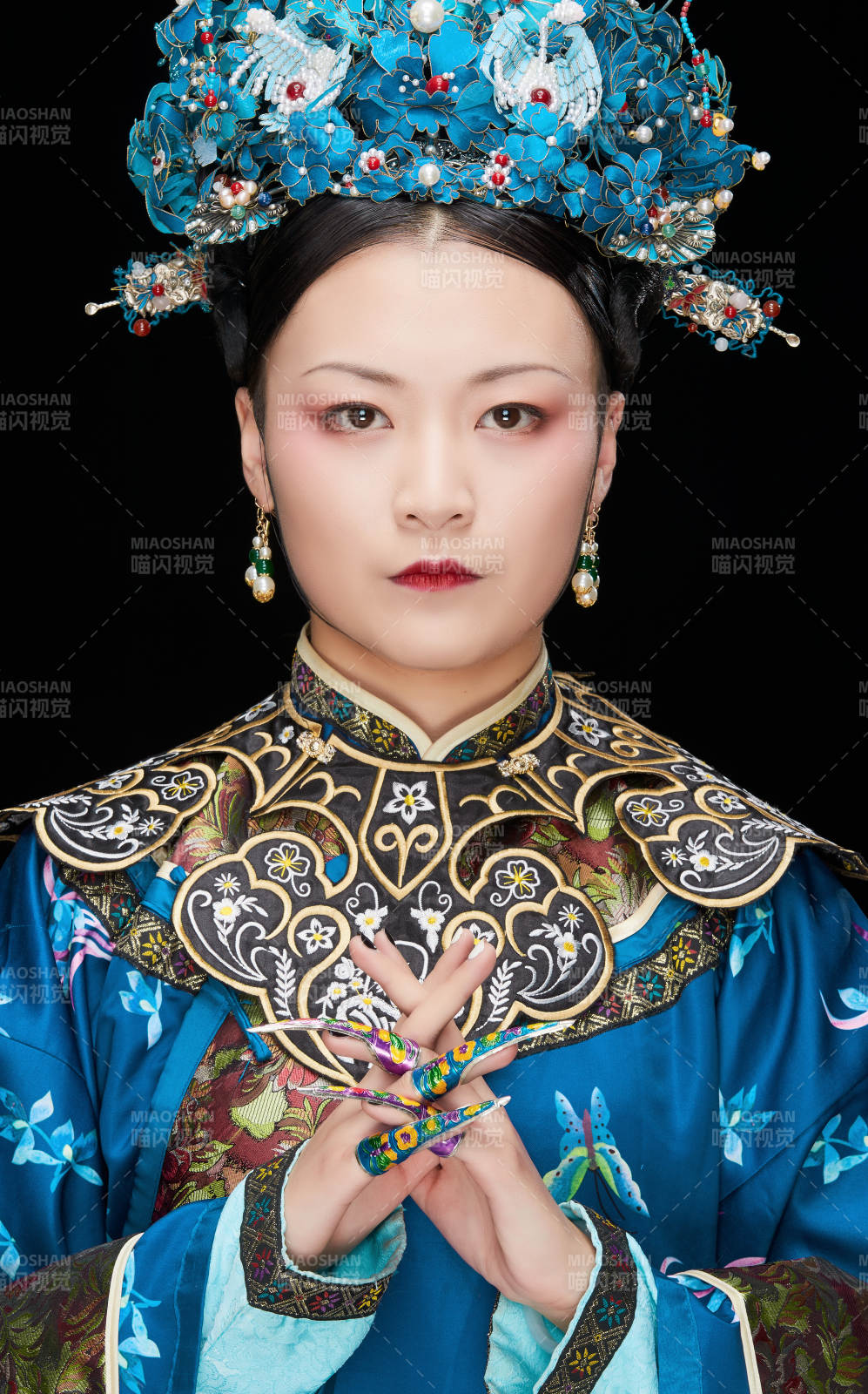 黑色背景下的清代女性古裝造型清朝古裝