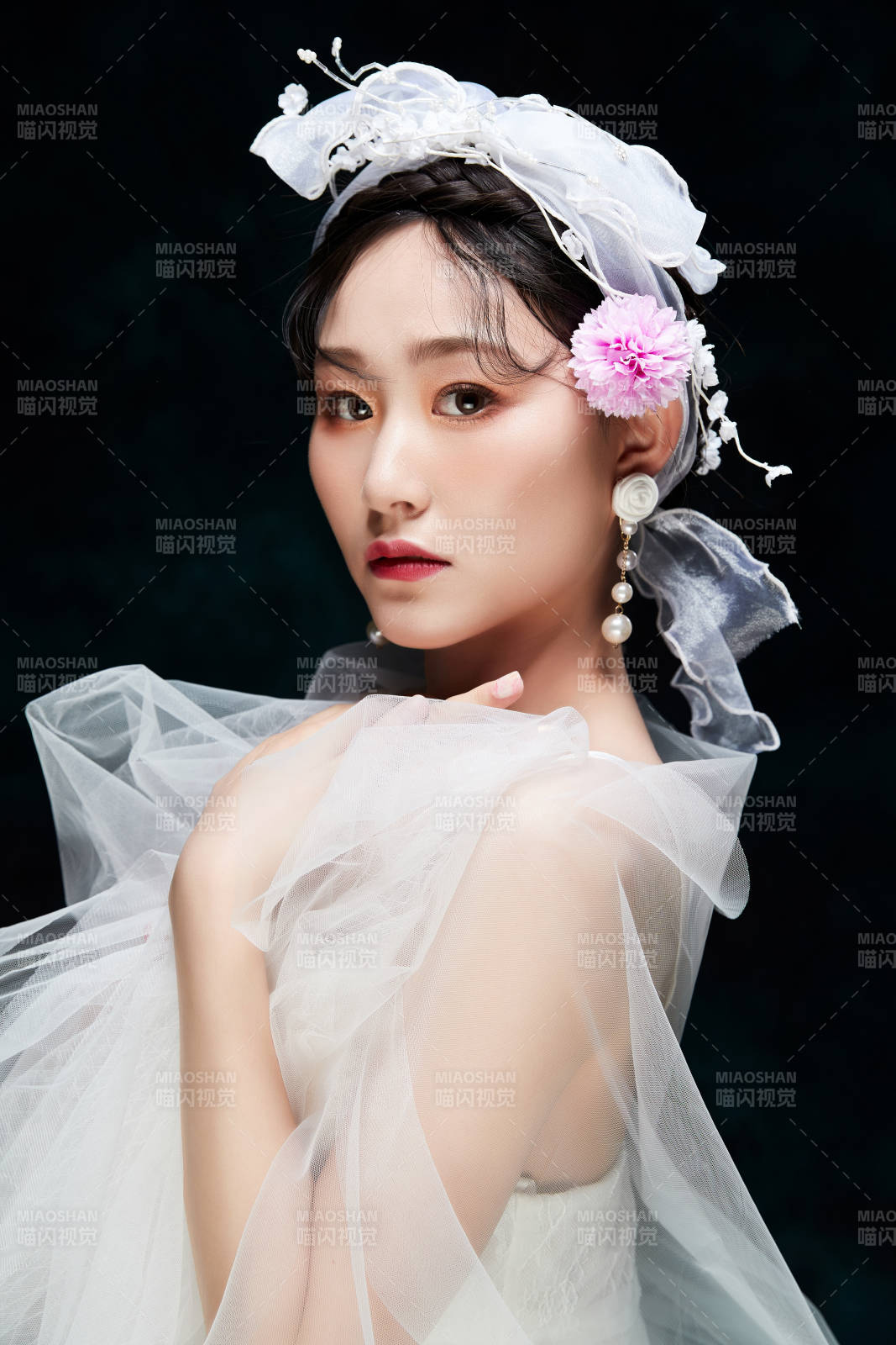 黑色背景下的女性復古婚紗妝面