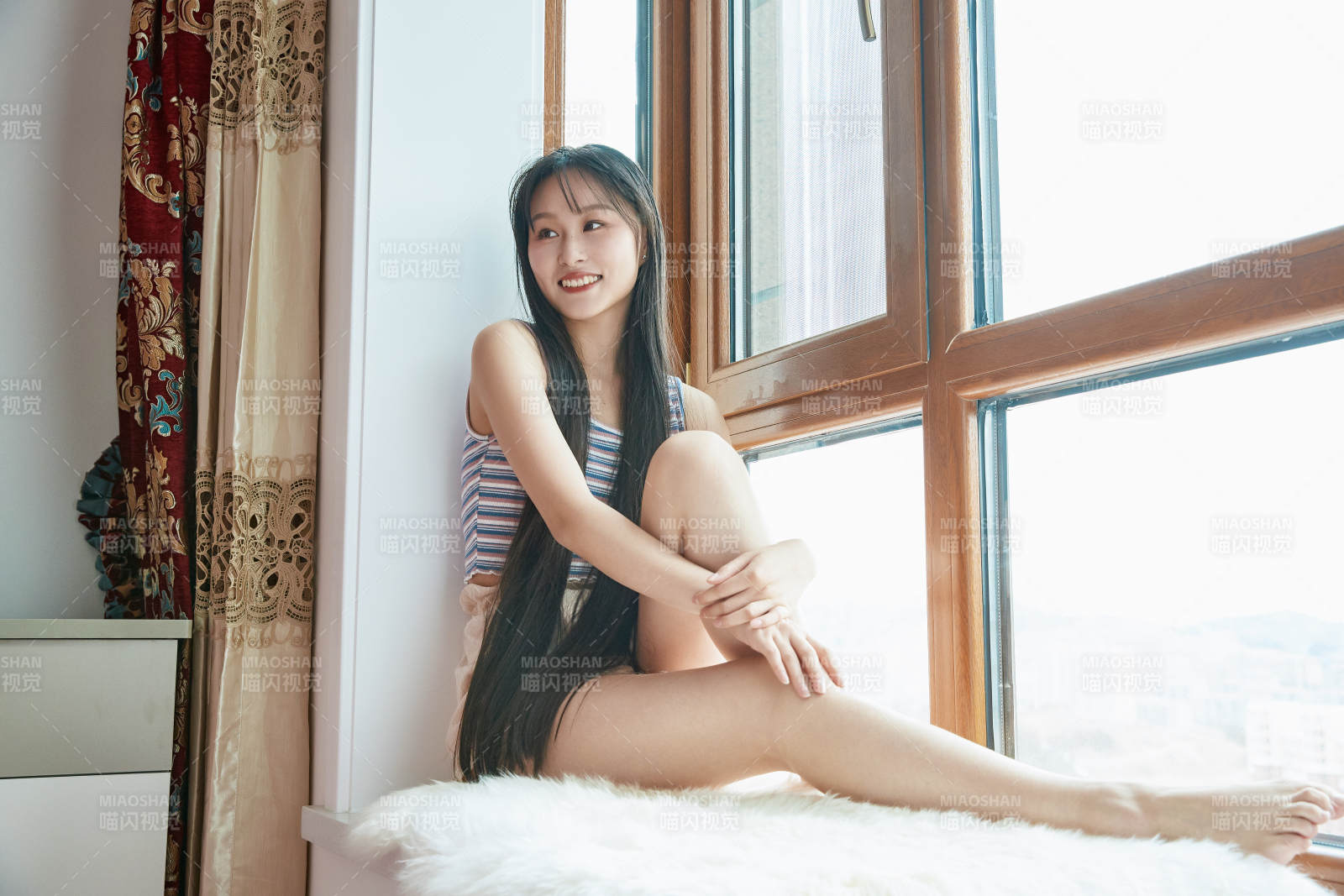 躺在舒適的飄窗上聽音樂追劇的亞洲少女