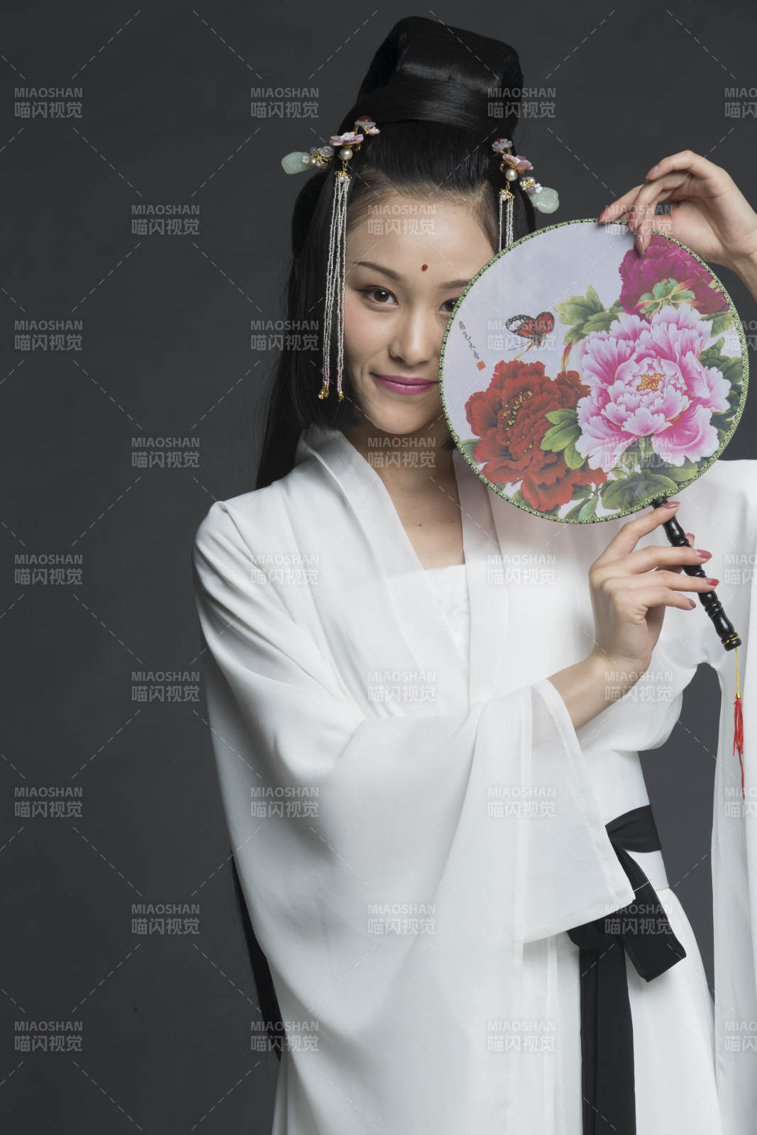 身穿古裝的漢服女性人像漢服影棚拍攝