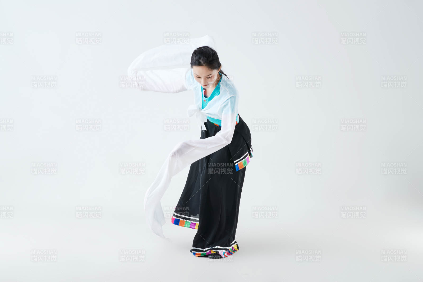 穿著藏族服飾跳著藏族舞蹈的少女