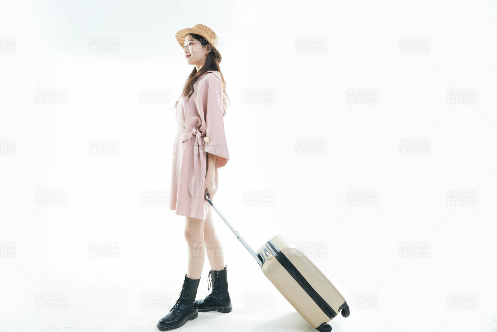 白色背景下準備出發旅行的美麗東方女大學生