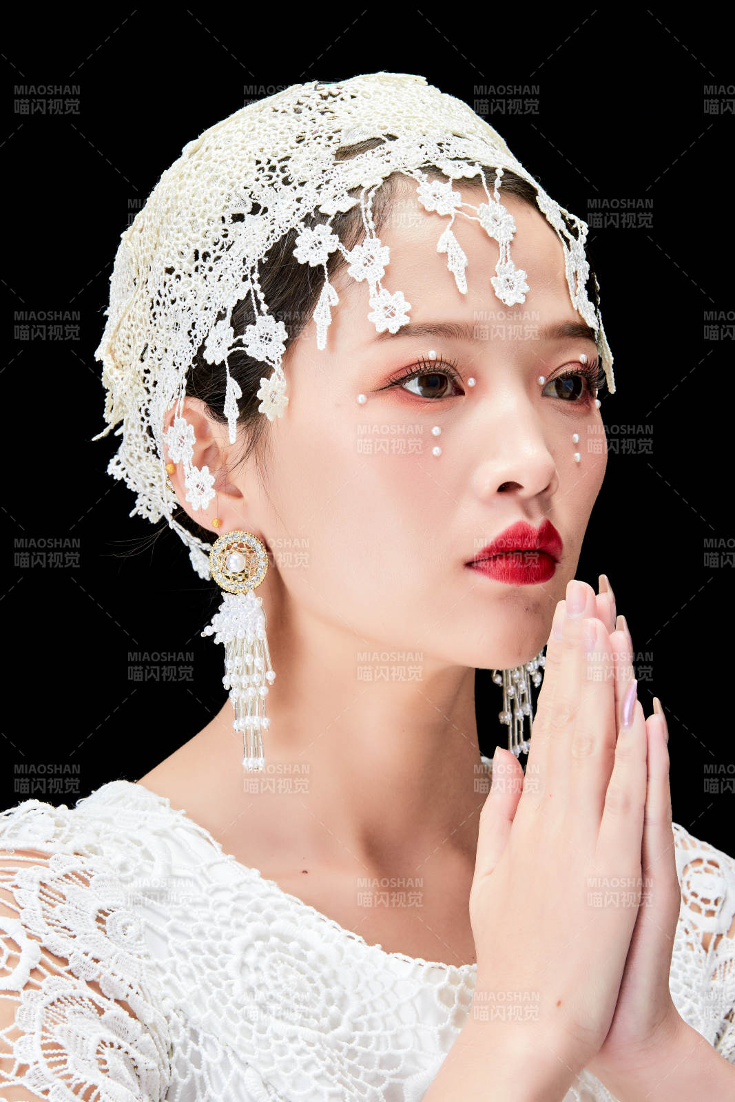 黑色背景下的美妝新娘彩妝人像