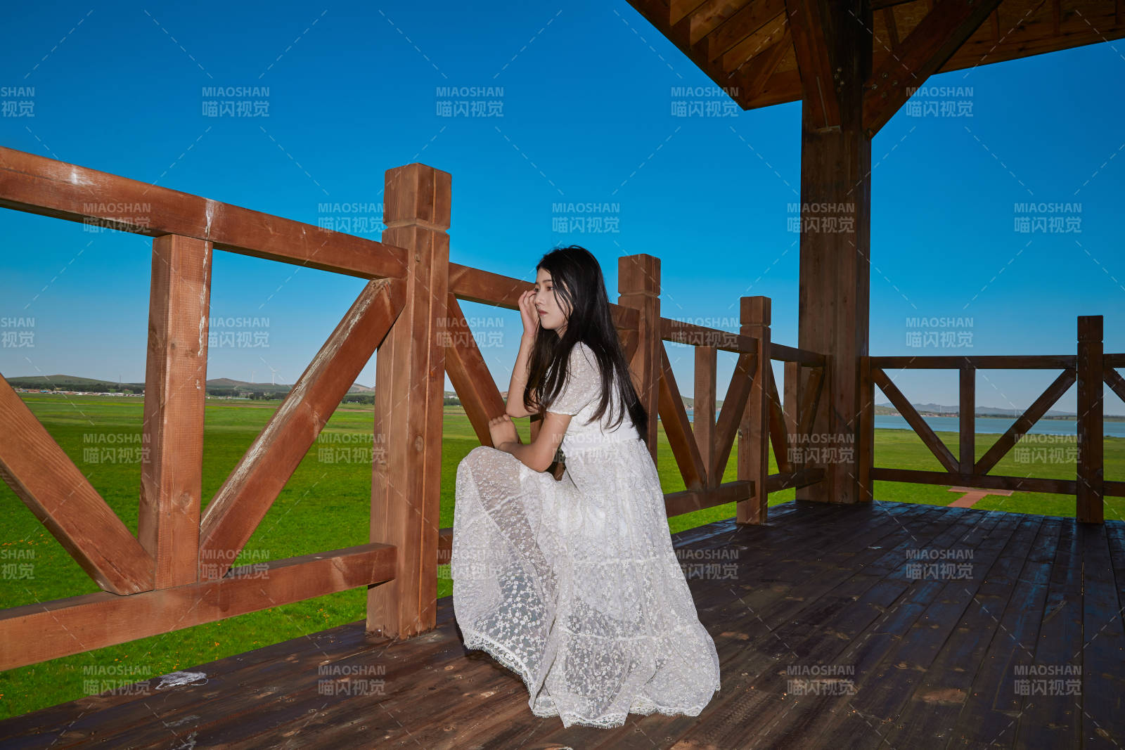 盛夏在草原濕地公園游玩的姑娘