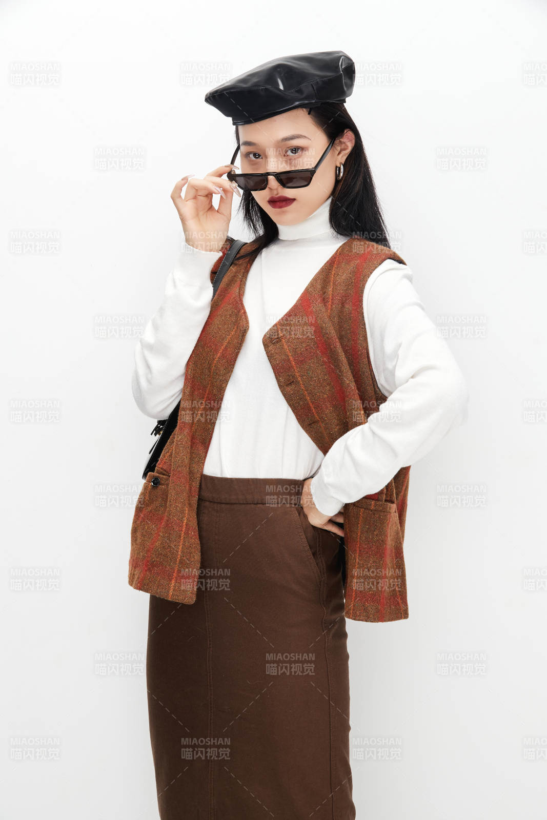 身穿復古服裝的亞洲少女人像