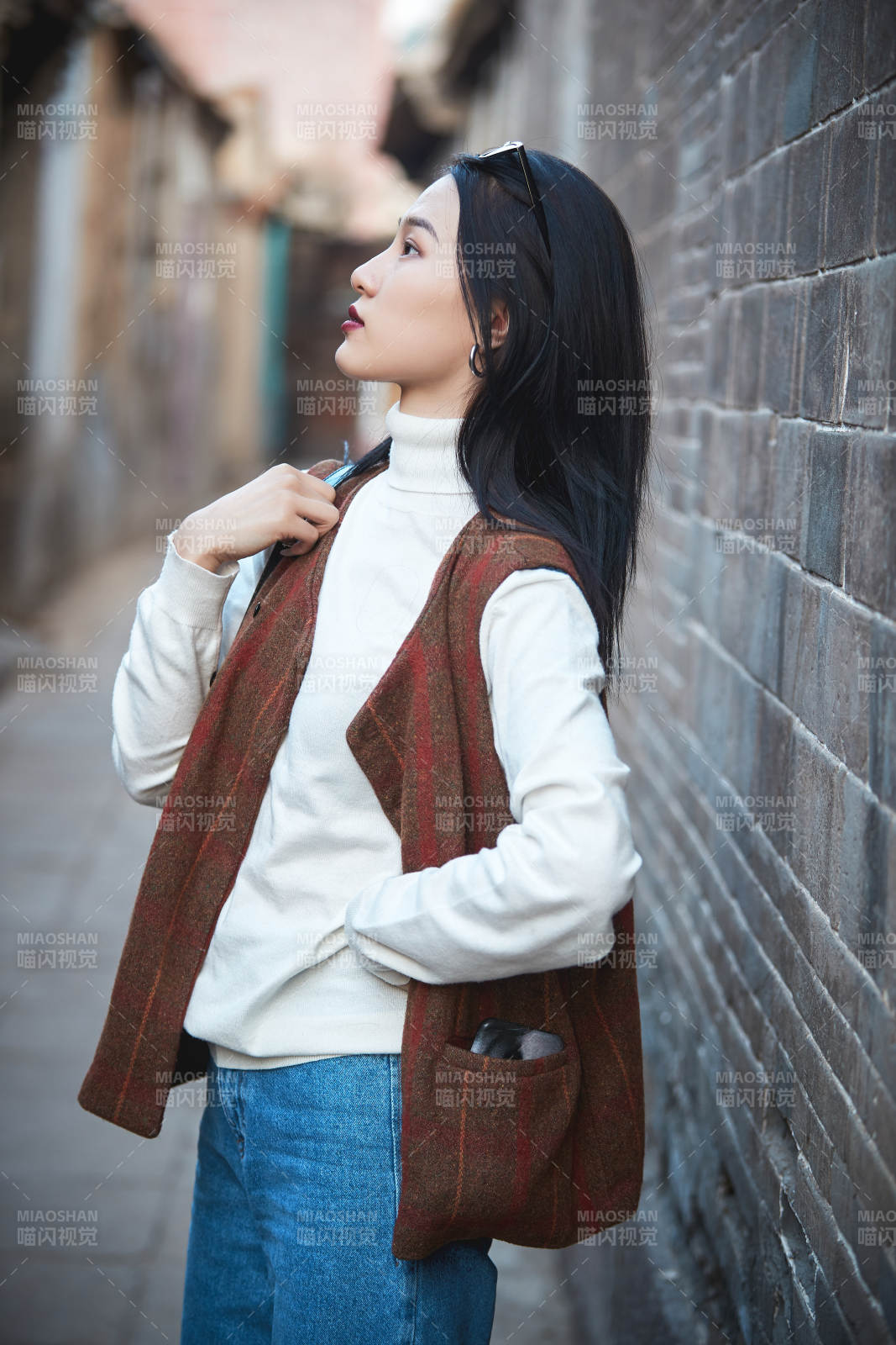 老舊城區(qū)里穿著復(fù)古港風(fēng)的美麗清純少女