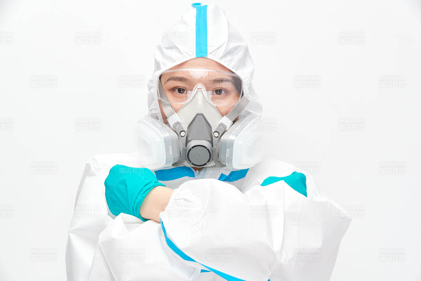 穿白色防護服佩戴護目鏡口罩的女性醫(yī)療人員