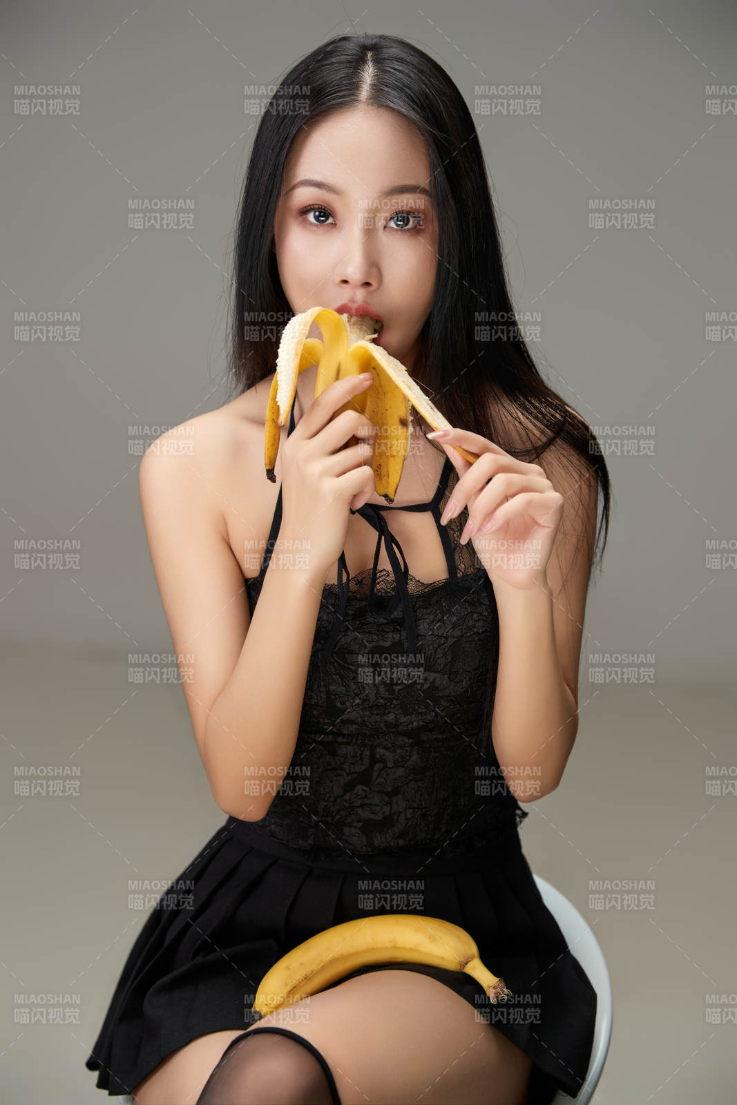 吃水果的亞洲東方長發少女