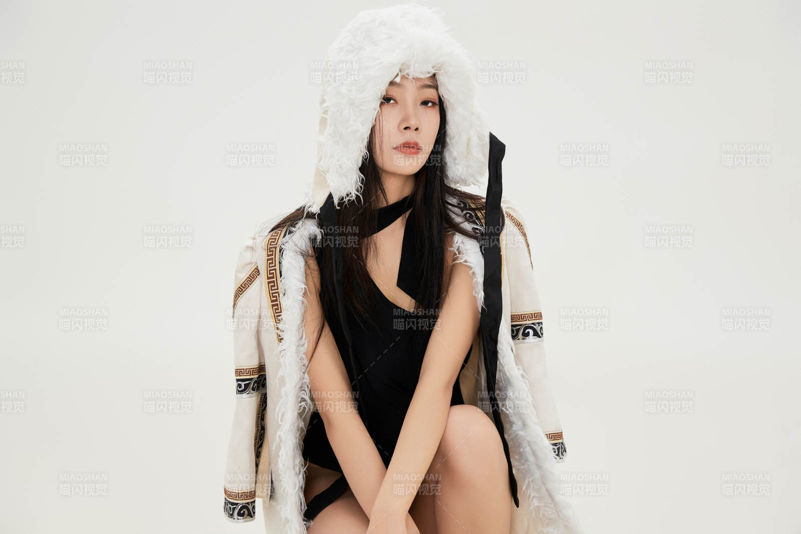 身穿混搭風(fēng)格蒙族服飾的美女