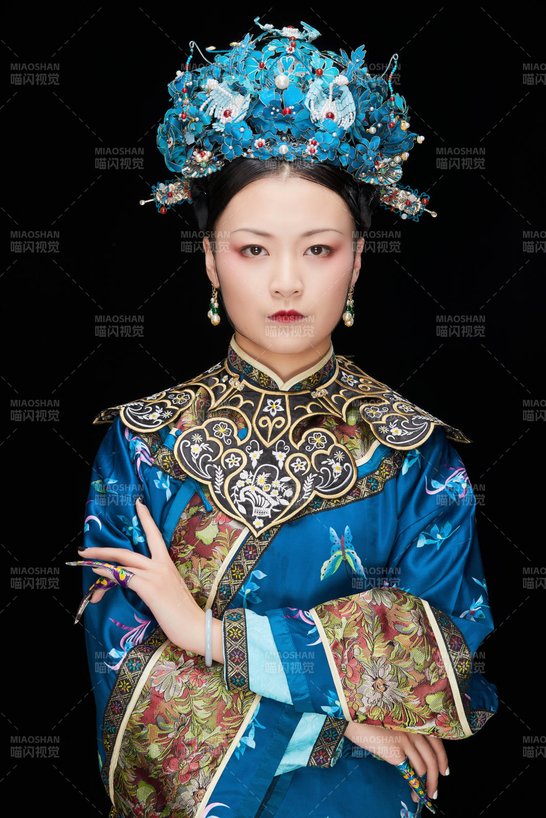 黑色背景下的清代女性古裝造型清朝古裝