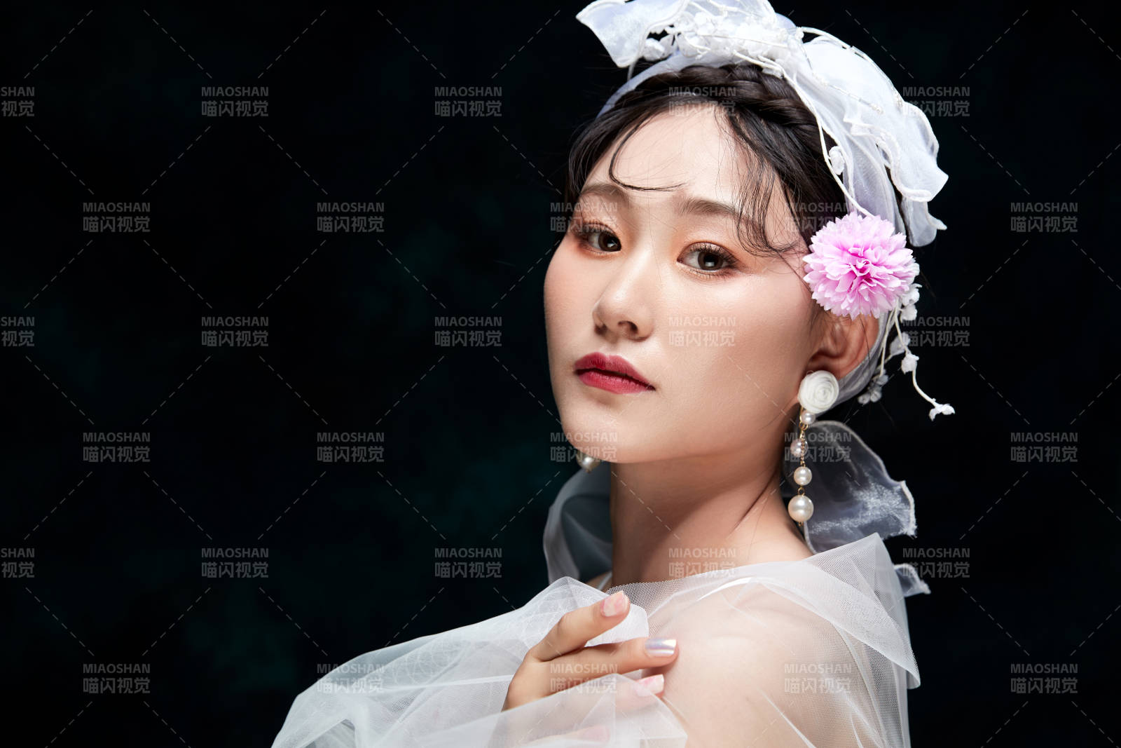 黑色背景下的女性復古婚紗妝面