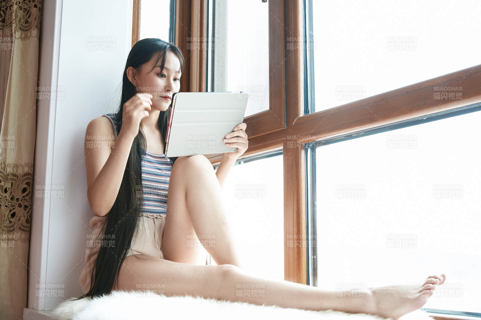 躺在舒適的飄窗上聽音樂追劇的亞洲少女