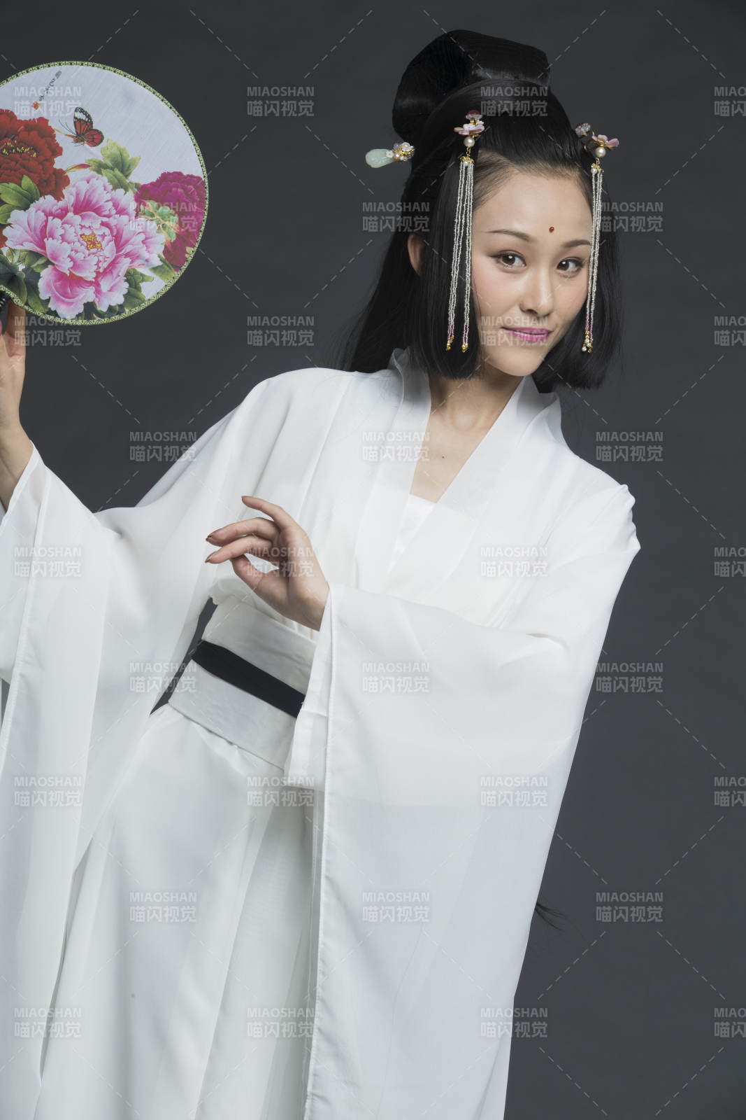 身穿古裝的漢服女性人像漢服影棚拍攝