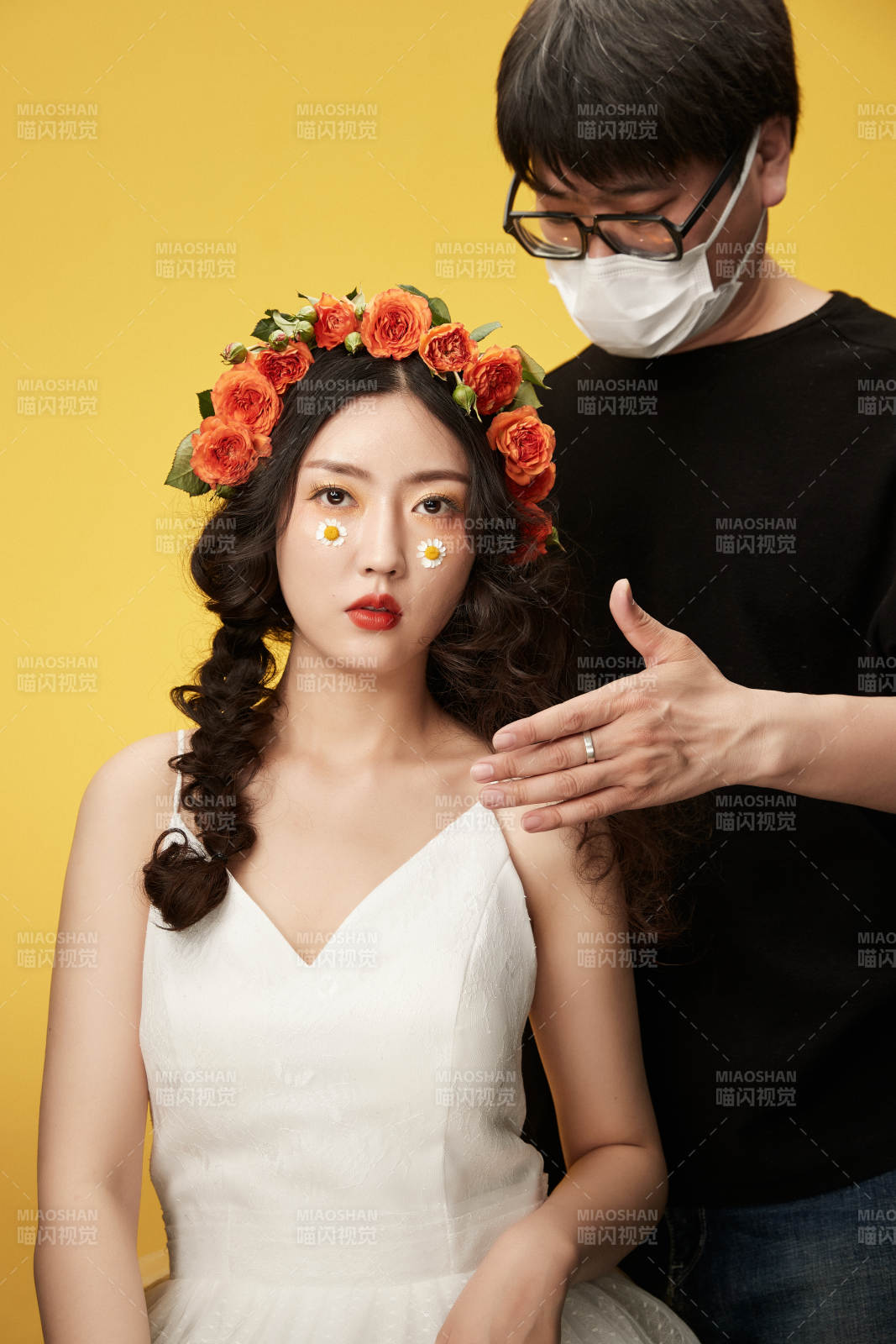 進(jìn)行美妝化妝的化妝師與模特