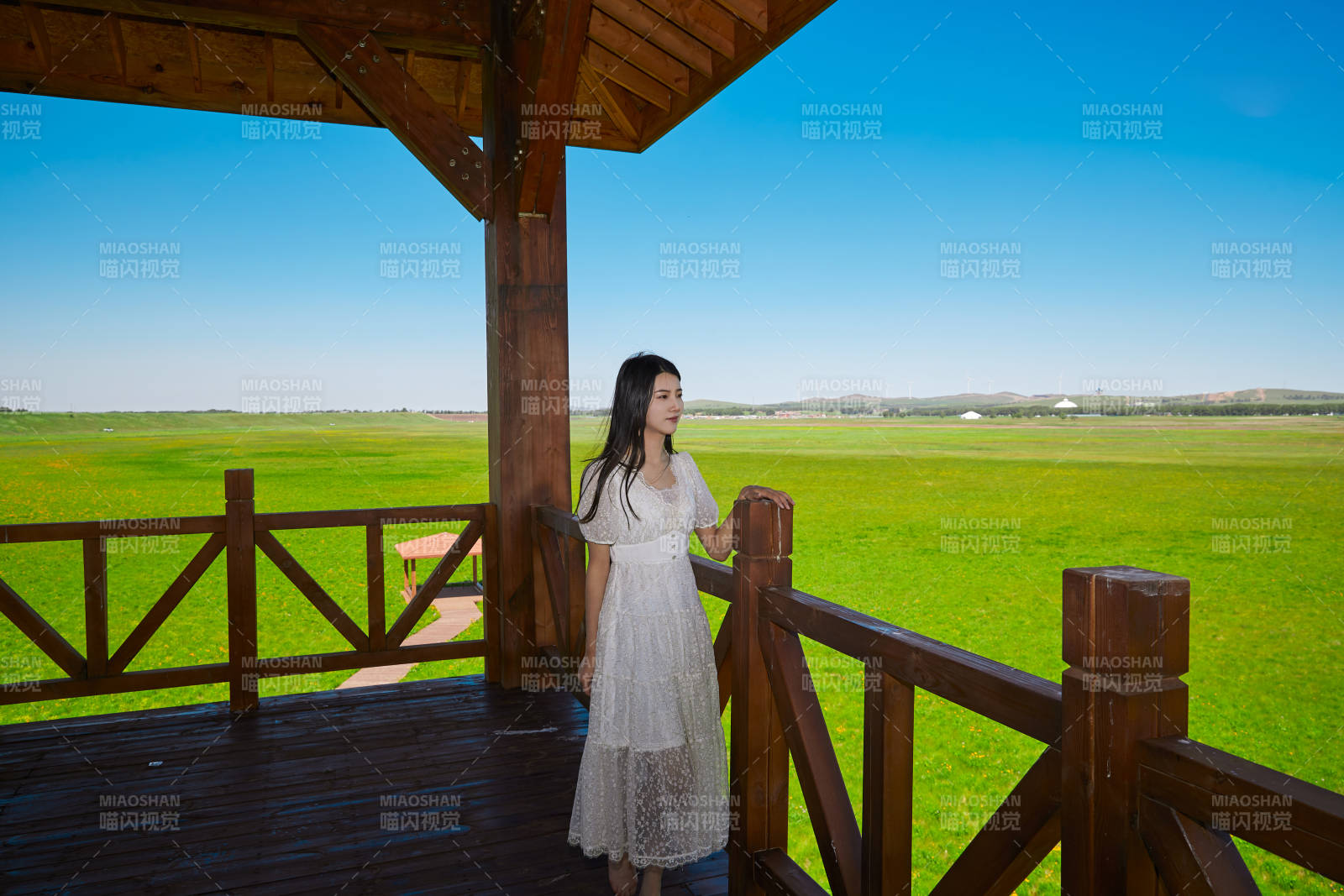 盛夏在草原濕地公園游玩的姑娘