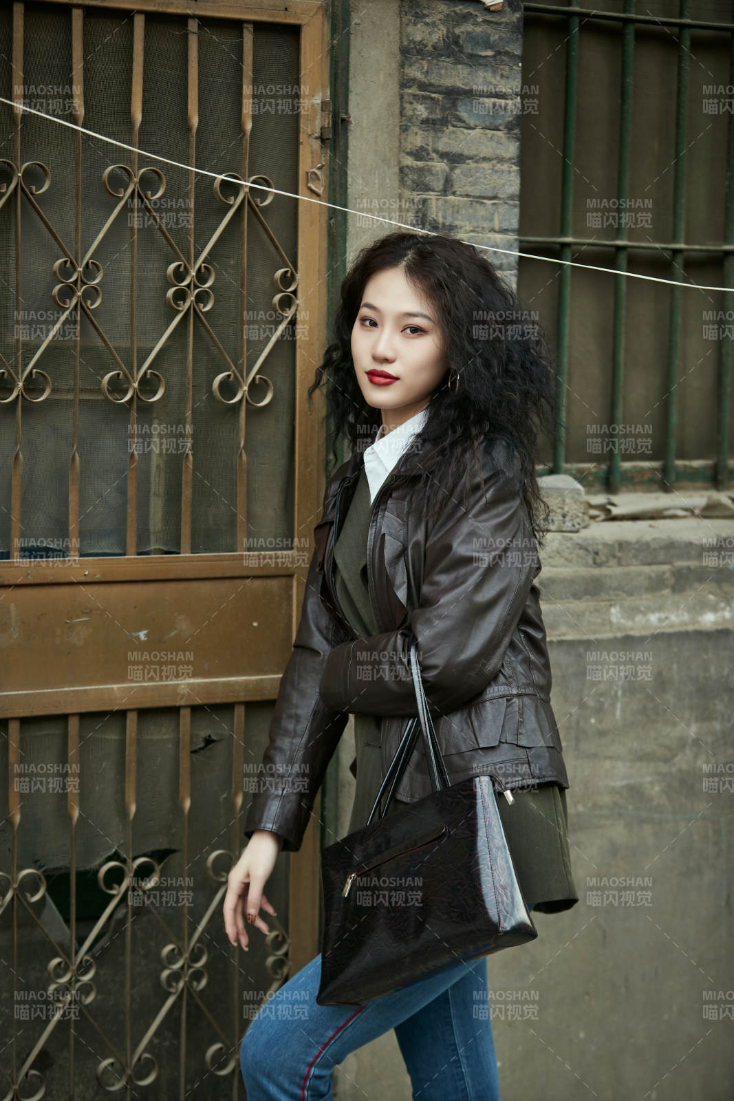 老舊城區里穿著復古港風的美麗清純少女