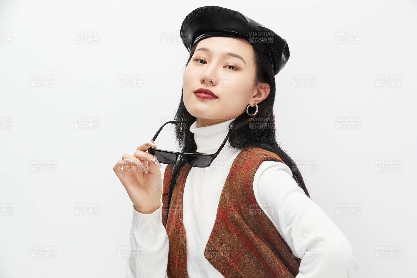 身穿復古服裝的亞洲少女人像