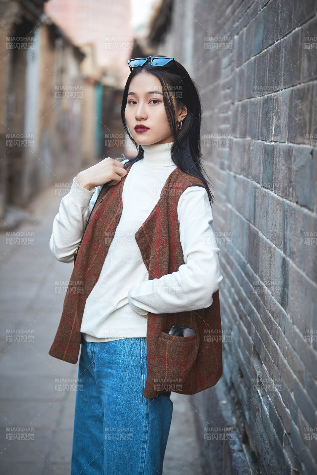 老舊城區(qū)里穿著復(fù)古港風(fēng)的美麗清純少女