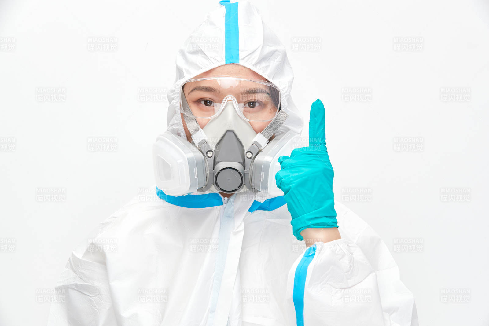 穿白色防護(hù)服佩戴護(hù)目鏡口罩的女性醫(yī)療人員