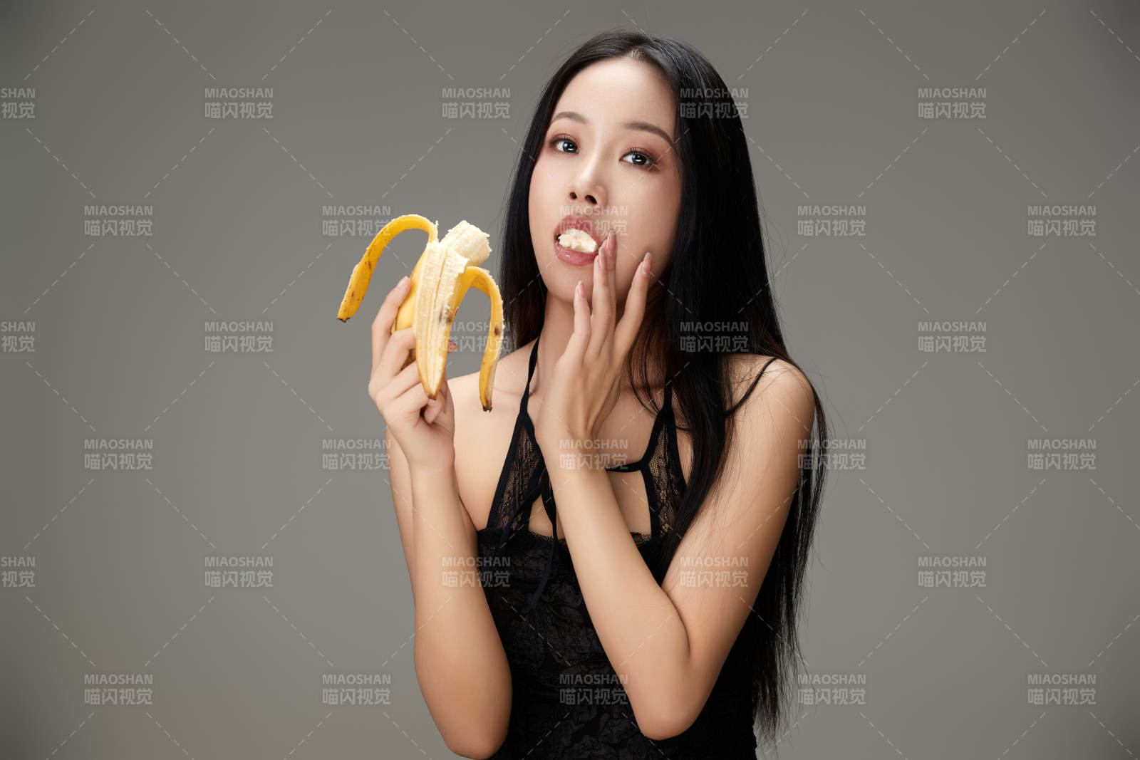 吃水果的亞洲東方長(zhǎng)發(fā)少女