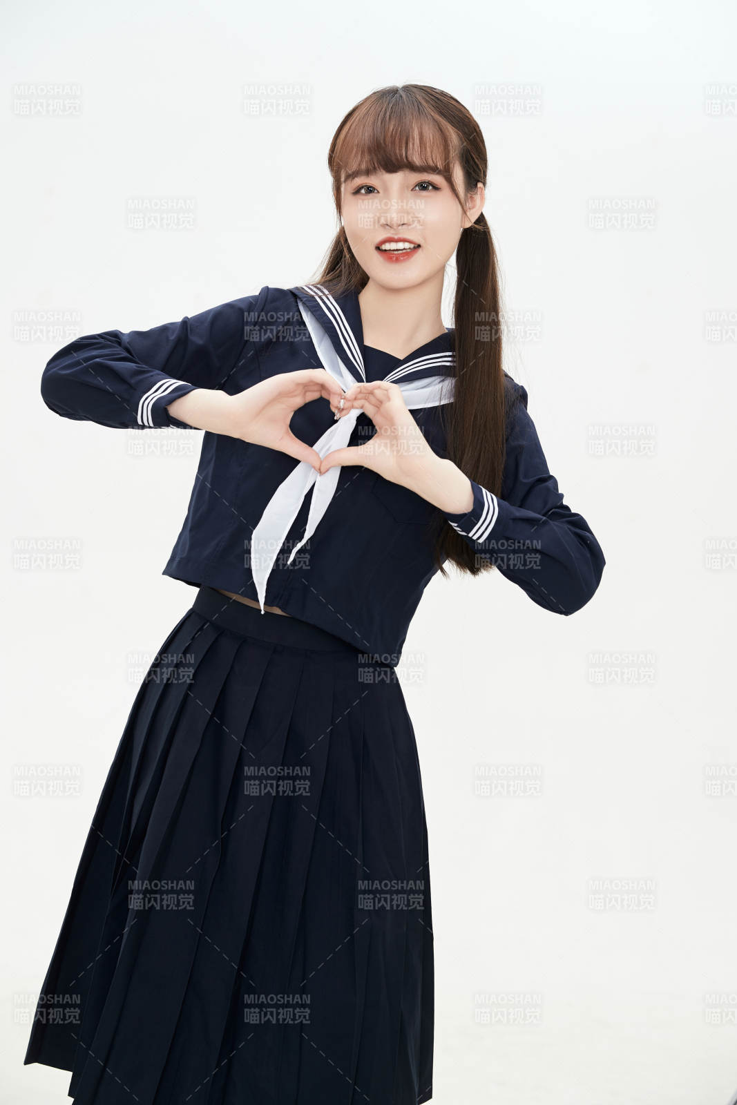 身穿日系高中制服的美麗少女