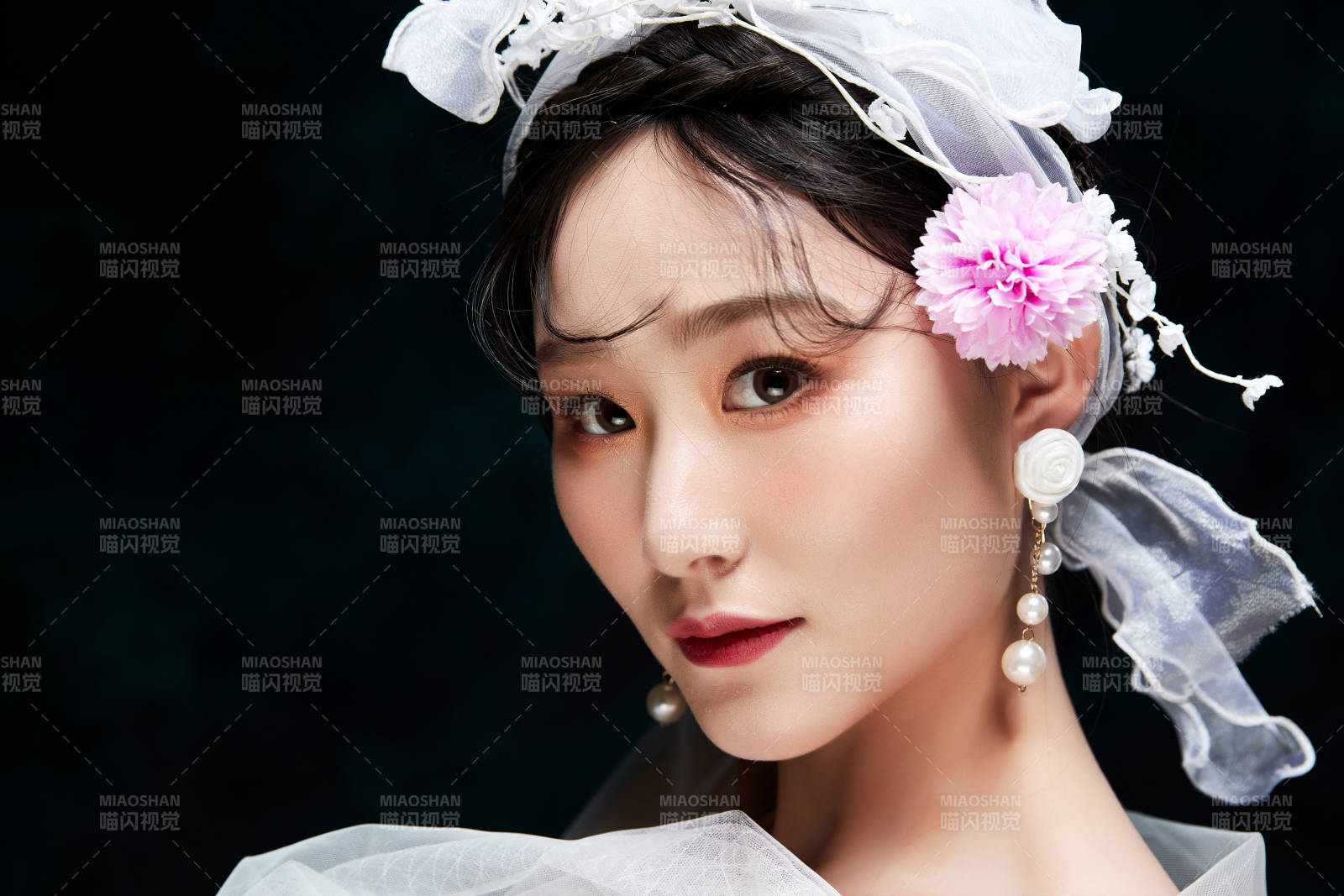 黑色背景下的女性復古婚紗妝面