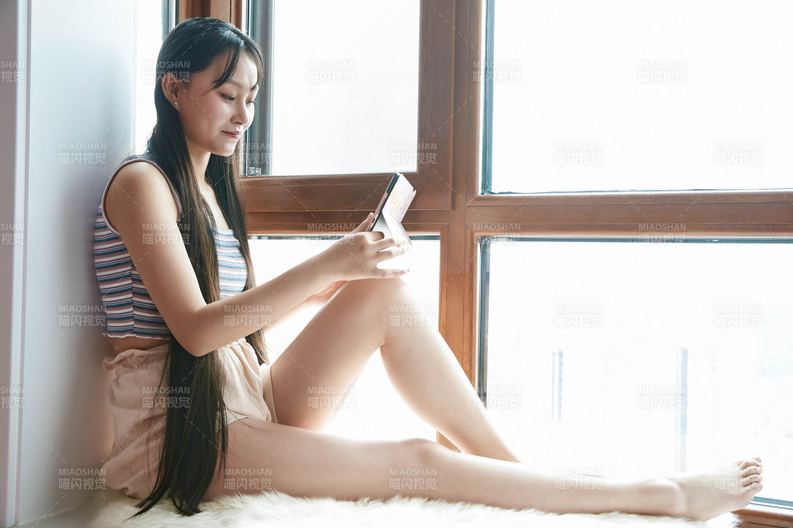 躺在舒適的飄窗上聽音樂追劇的亞洲少女