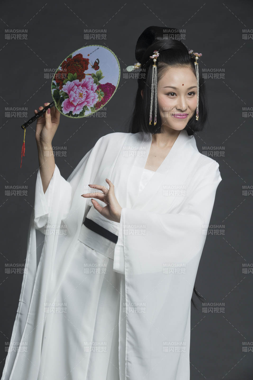 身穿古裝的漢服女性人像漢服影棚拍攝