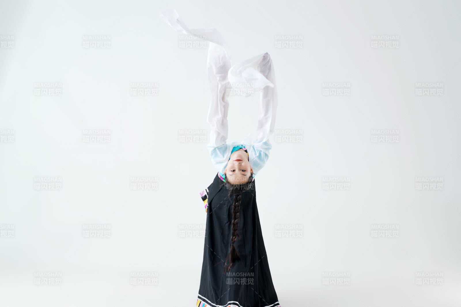 穿著藏族服飾跳著藏族舞蹈的少女