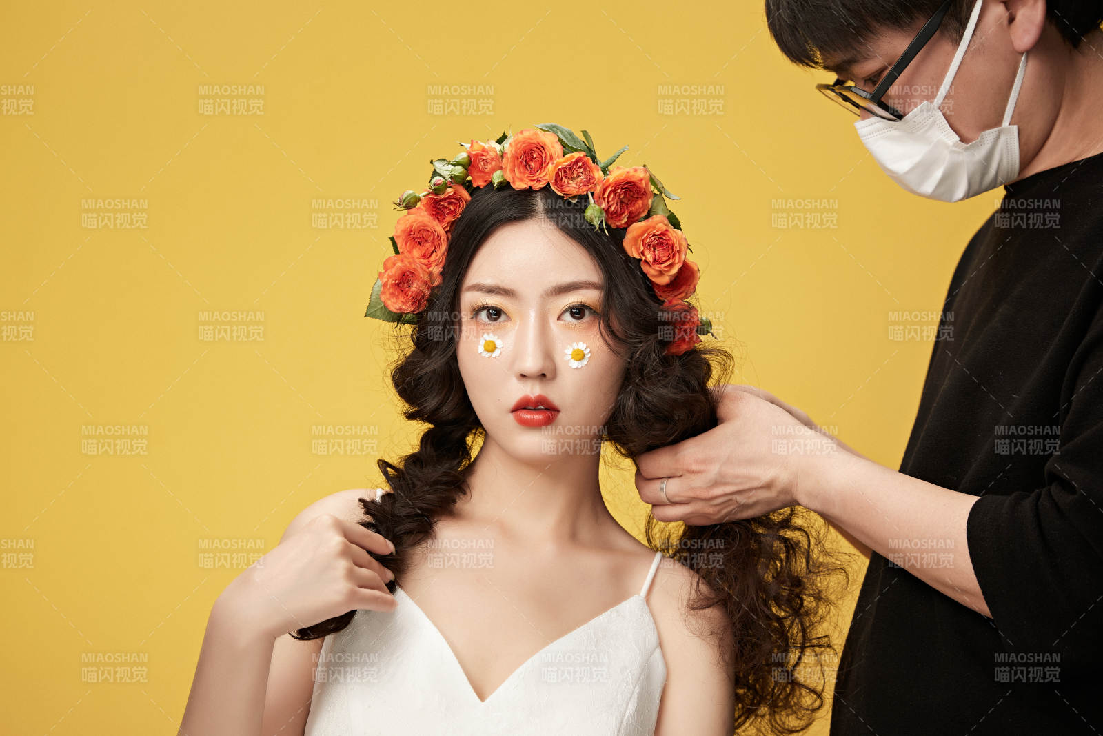 進行美妝化妝的化妝師與模特