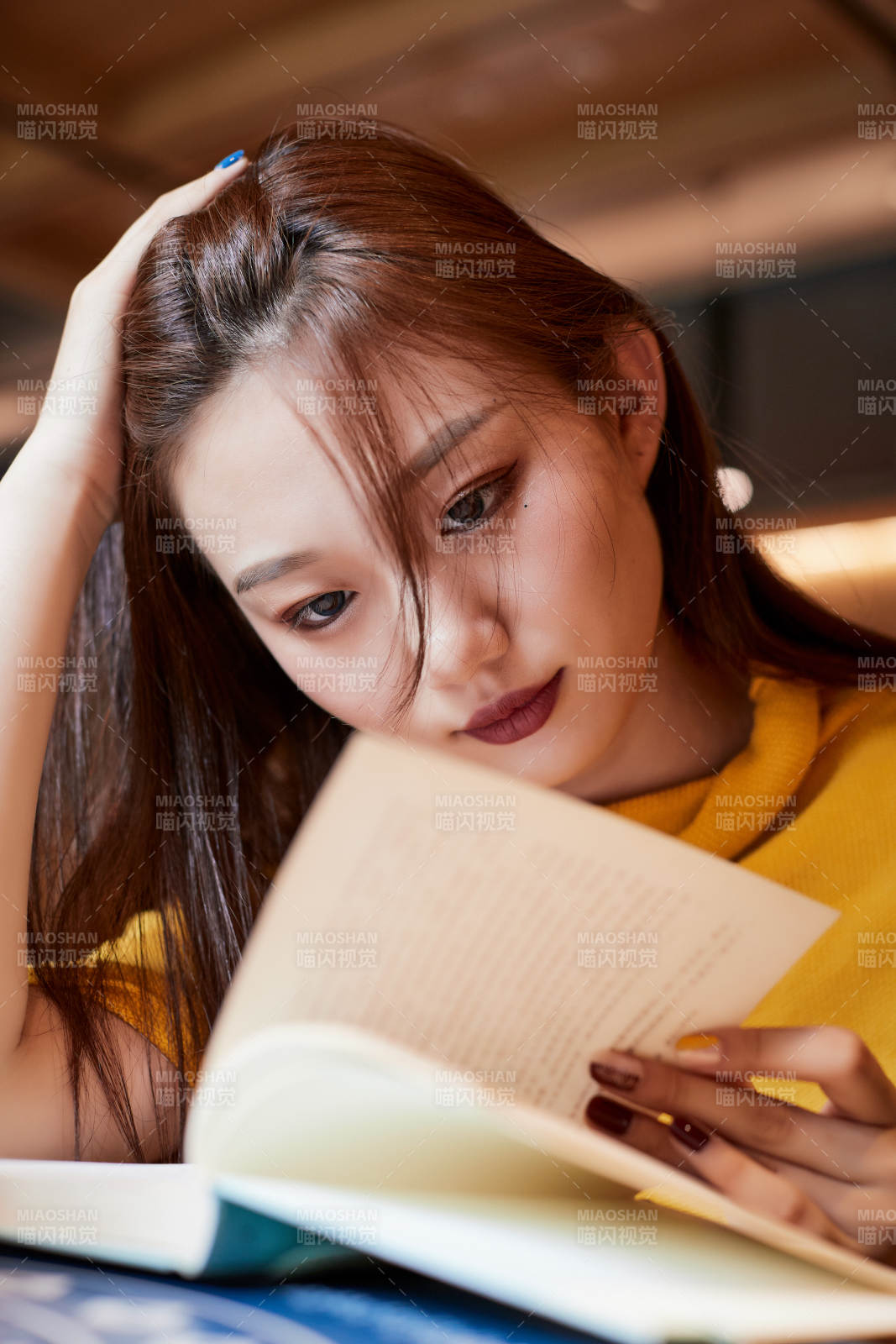 在圖書咖啡館閱讀書籍的少女