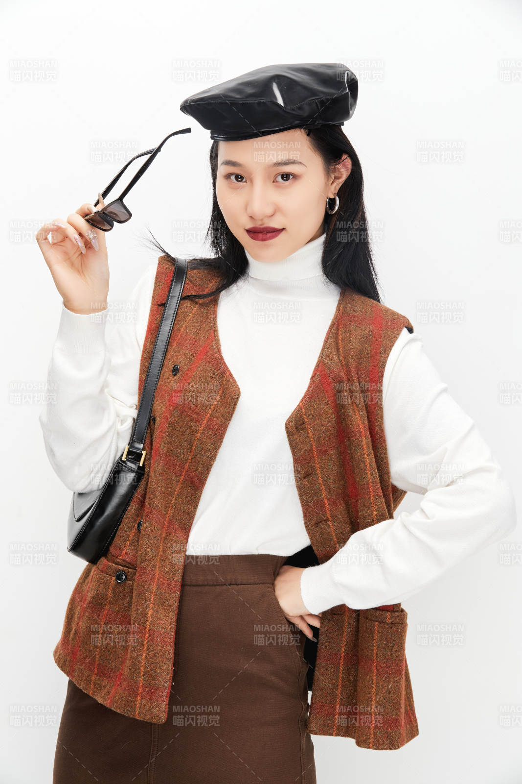 身穿復古服裝的亞洲少女人像