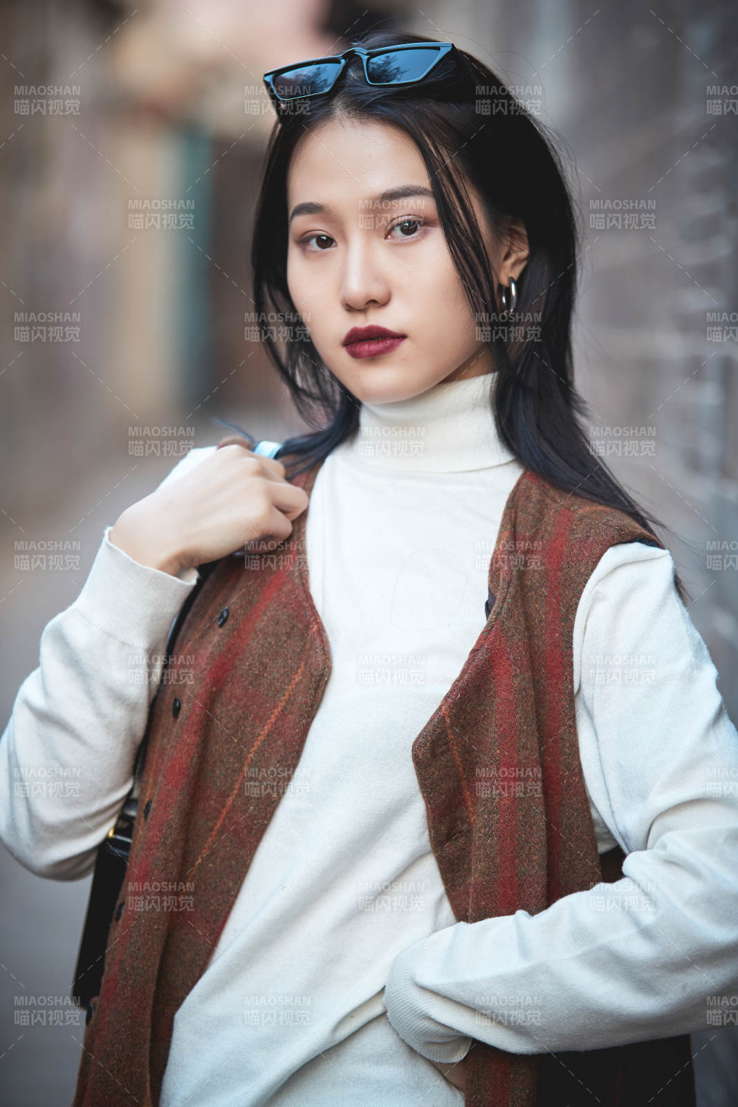 老舊城區(qū)里穿著復(fù)古港風(fēng)的美麗清純少女