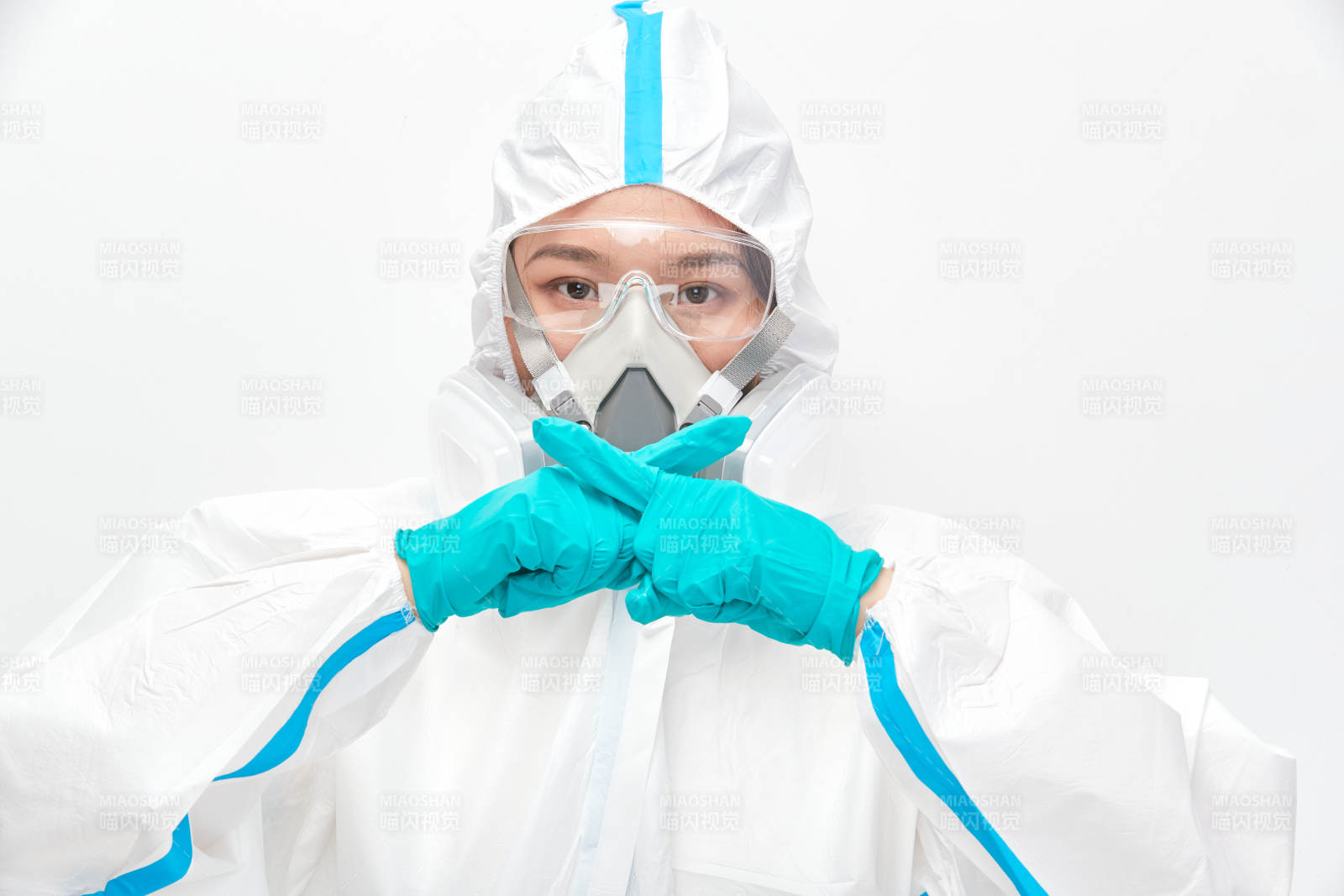 穿白色防護服佩戴護目鏡口罩的女性醫療人員