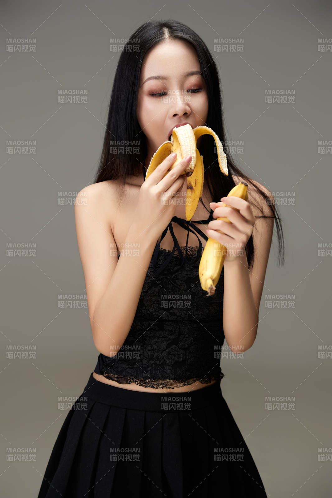 吃水果的亞洲東方長發(fā)少女