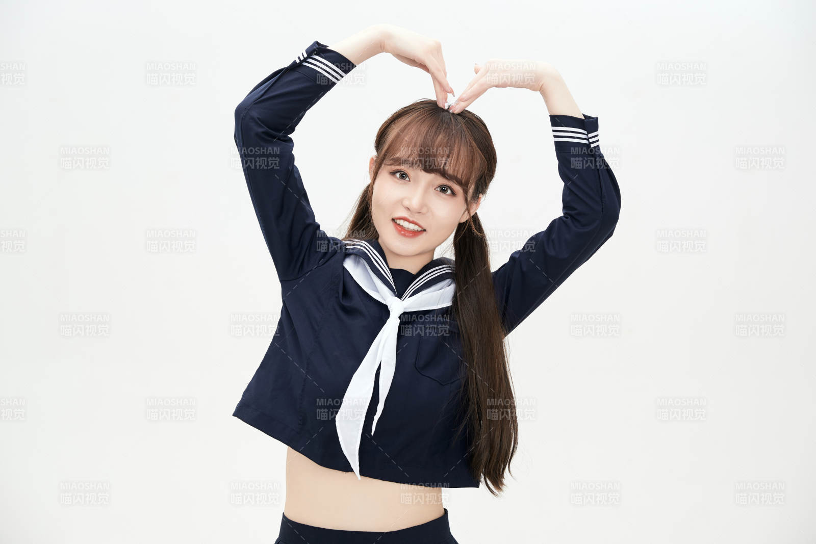 身穿日系高中制服的美麗少女