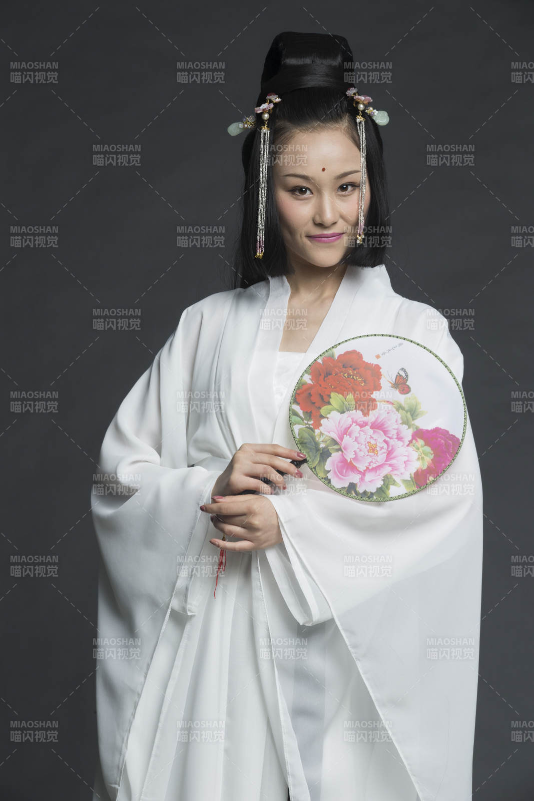 身穿古裝的漢服女性人像漢服影棚拍攝