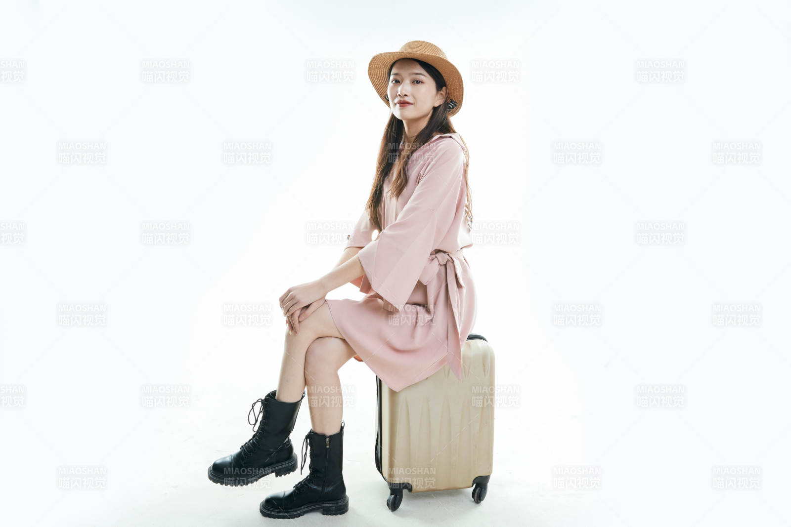 白色背景下準(zhǔn)備出發(fā)旅行的美麗東方女大學(xué)生