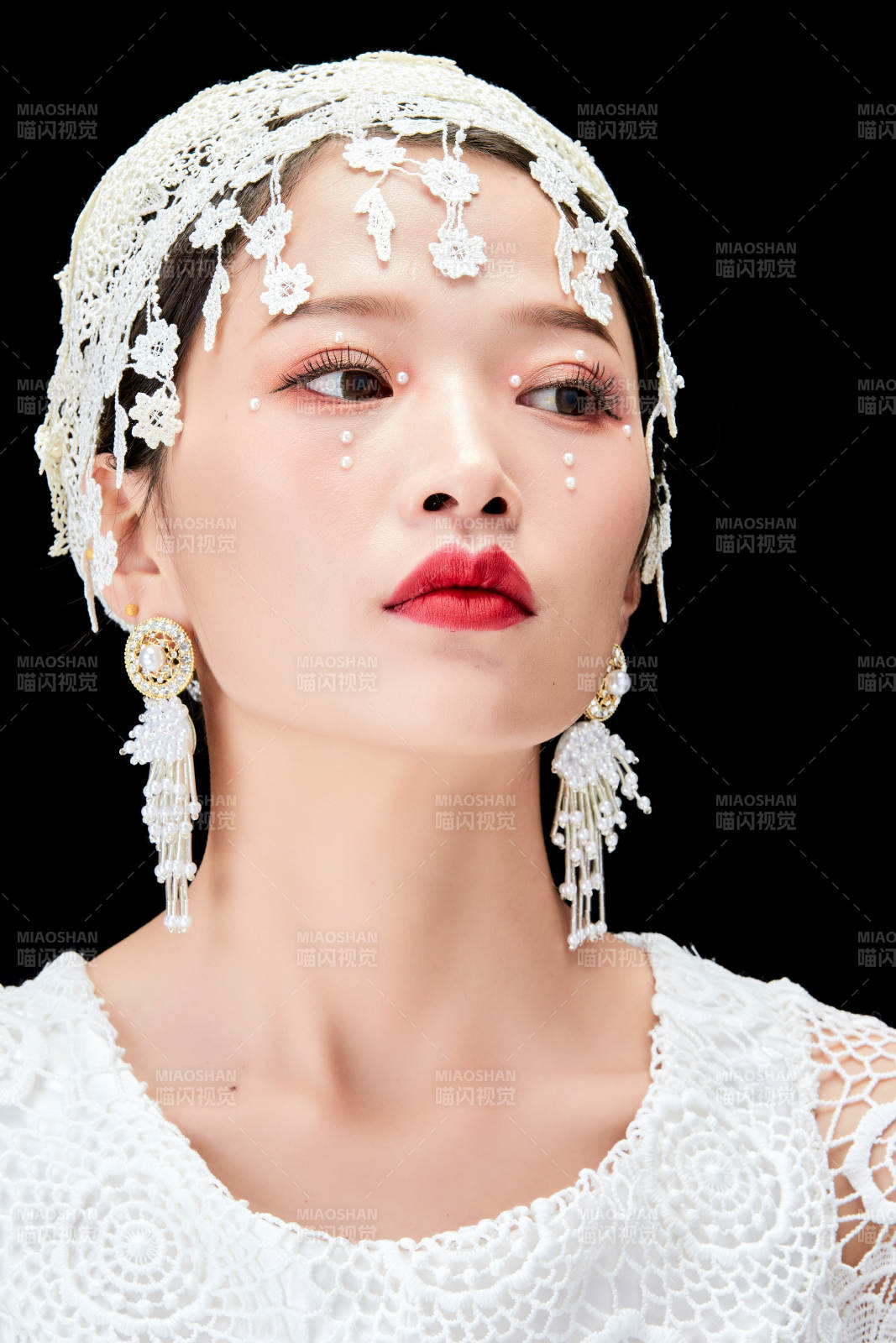 黑色背景下的美妝新娘彩妝人像