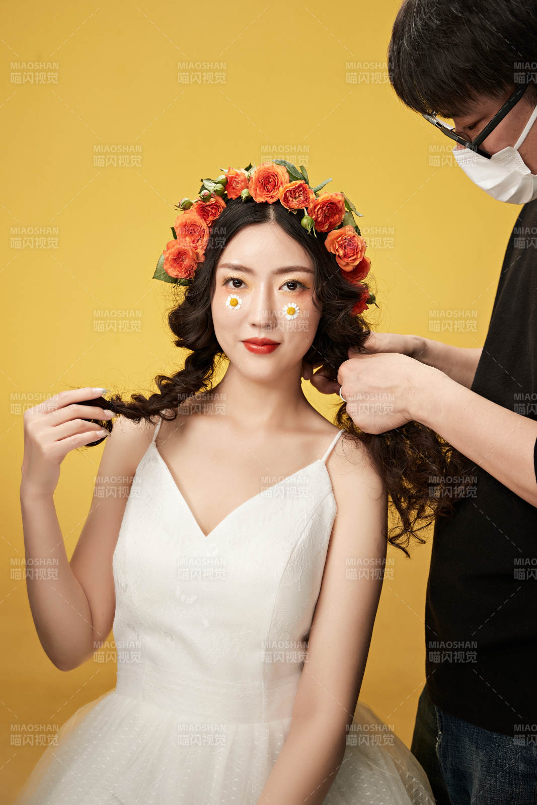 進(jìn)行美妝化妝的化妝師與模特