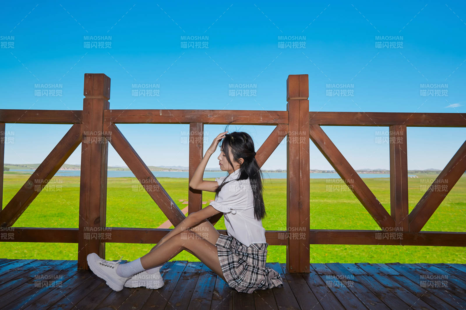 盛夏在草原濕地公園游玩的姑娘