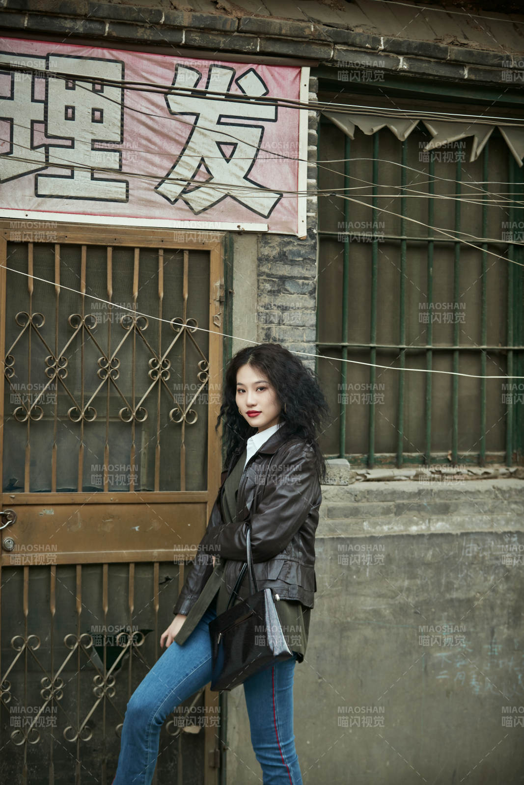 老舊城區里穿著復古港風的美麗清純少女