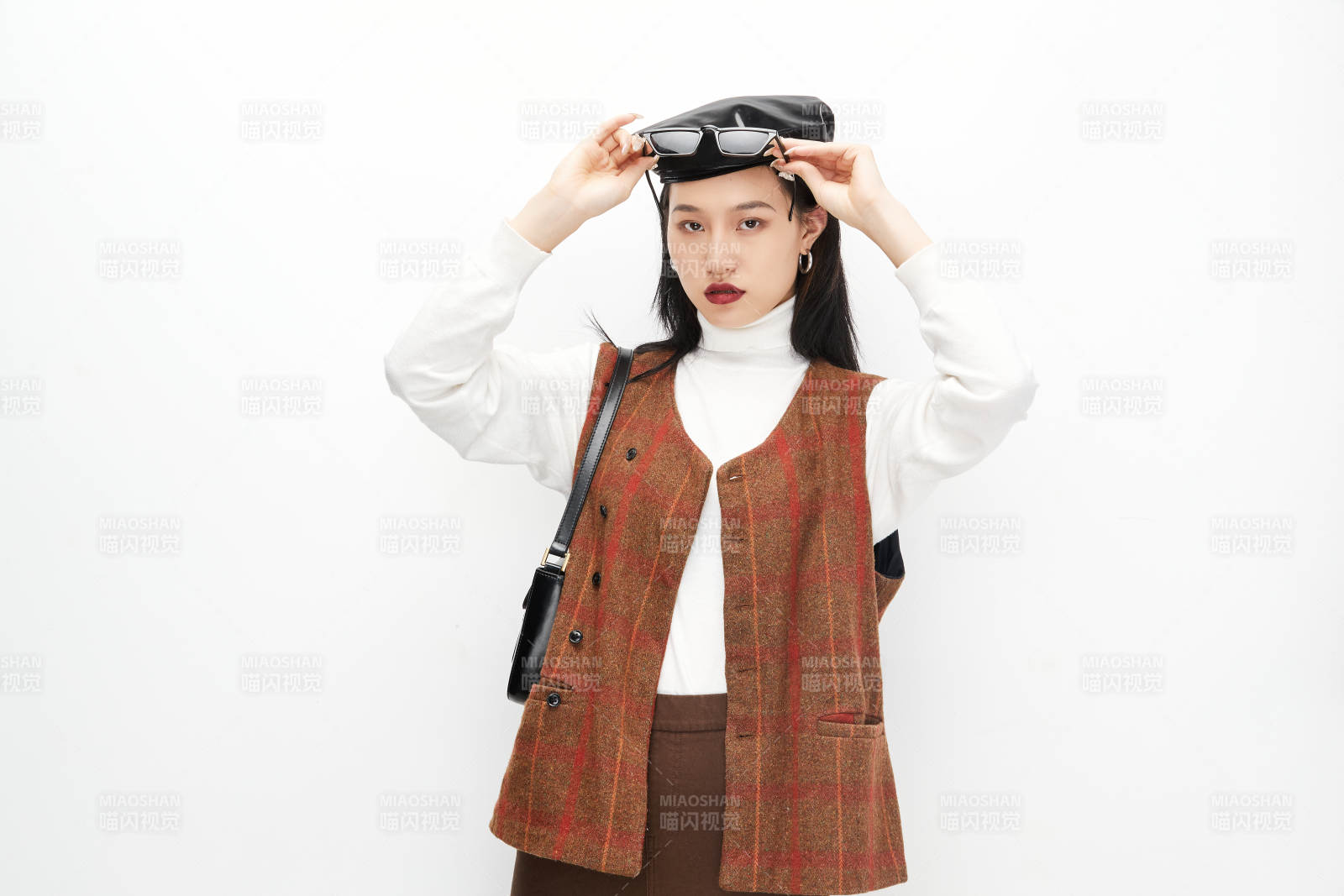 身穿復古服裝的亞洲少女人像