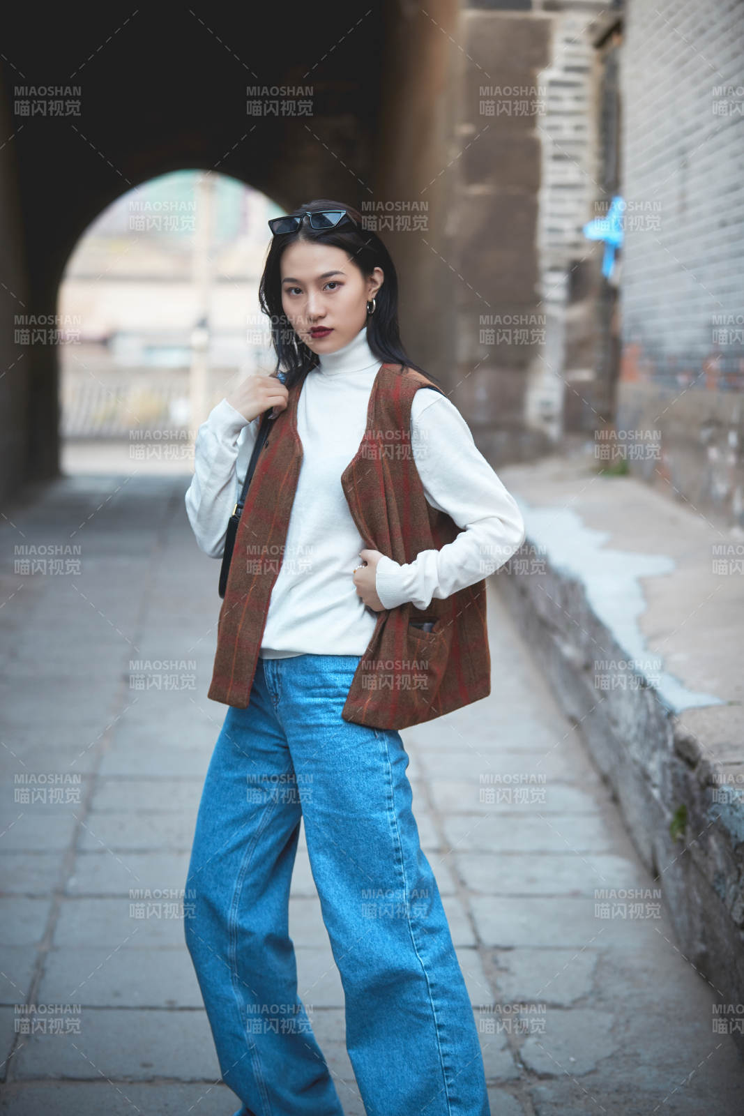 老舊城區(qū)里穿著復古港風的美麗清純少女