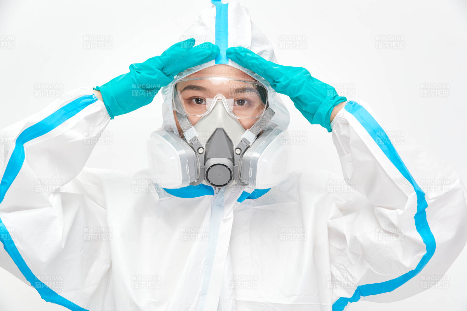 穿白色防護服佩戴護目鏡口罩的女性醫療人員