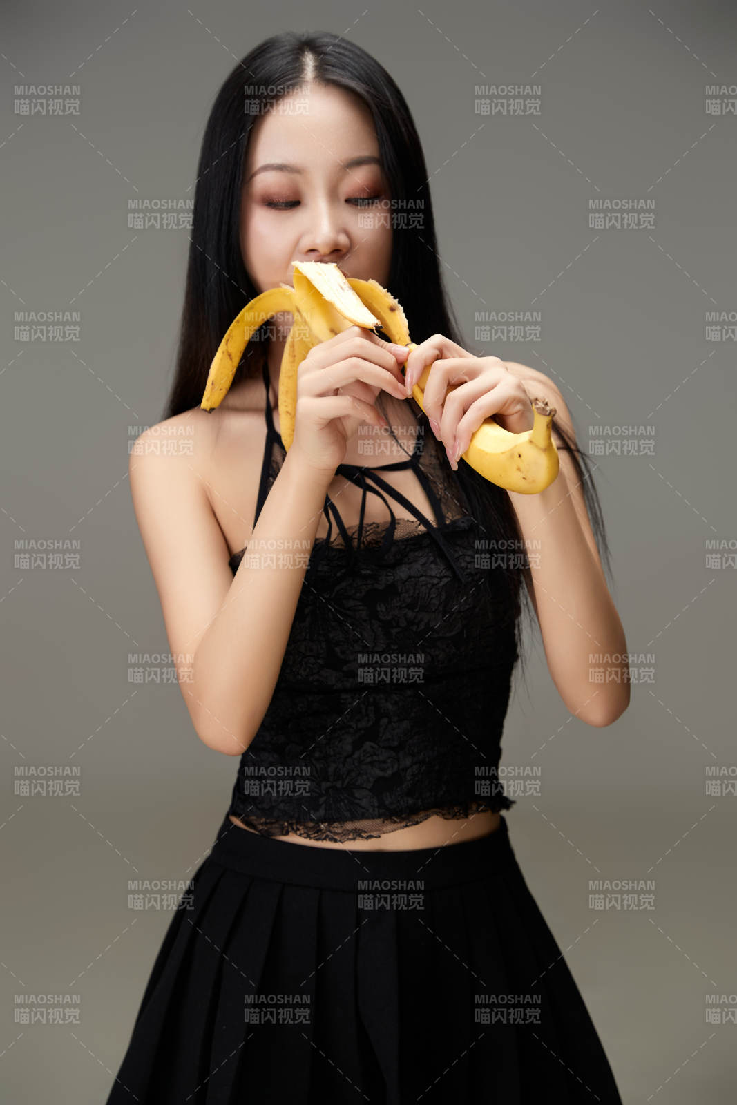 吃水果的亞洲東方長發少女